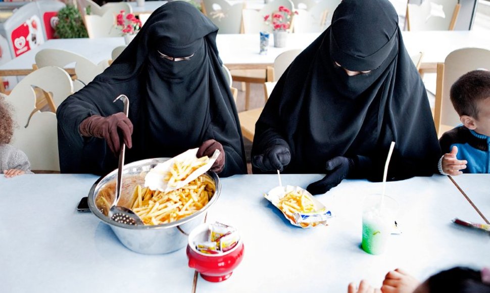 Salafistės, net ir valgydamos, bijo atverti pašaliniams veidą. 