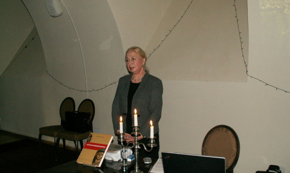 Dr. Savickienė Biržų muziejuje pristato savo knygą. Antano Seibučio nuotr.
