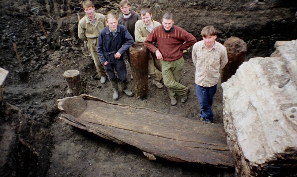 7.	Tyrinėjimai prezidento rūmų kieme 1997m. Nuotraukoje aptiktas skobtinis luotas ir tyrime dalyvavę darbininkai. D.Luchtanienės nuotr.