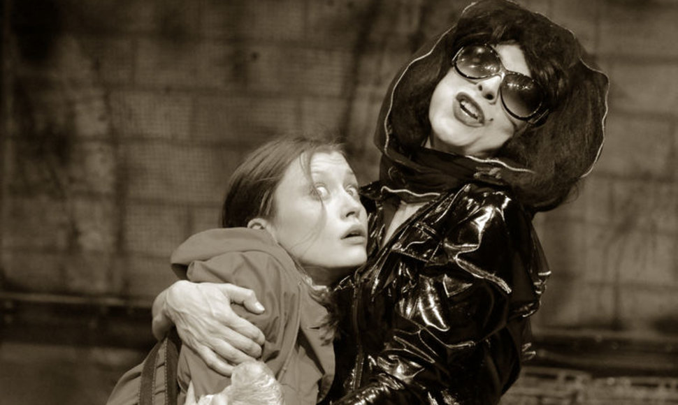 Aktorė Agnė Sunklodaitė (dešinėje) spektaklyje "Taisyklė Nr.1 arba sapnuoti Vilnių draudžiama" (rež. A.Giniotis)
