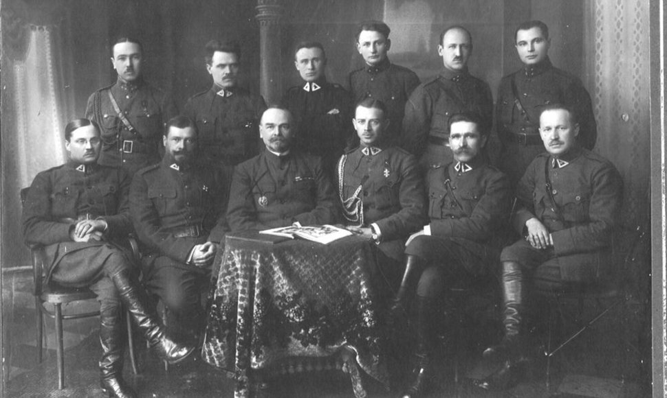 Generolas Maksimas Katche (antras iš kairės sėdi) ir Lietuvos karininkai 1920 m.