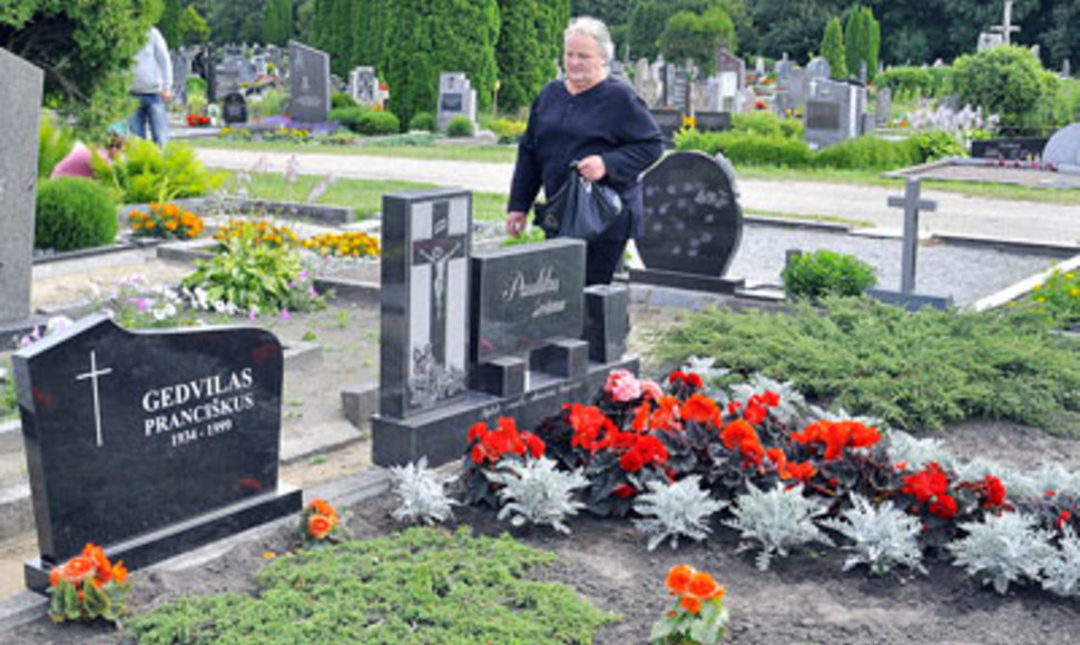 Ramutė Paulikaitė šeimos kapavietėje išvydo paminklą svetimam žmogui