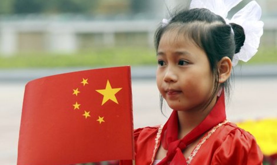 Девочка с китайским флагом