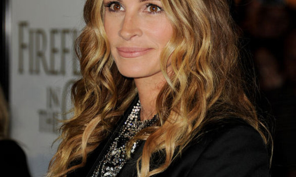 Джулия РобертсRoberts arrives at the premiere of "Fireflies in the Garden" at The Grove on October 12, 2011 in Los Angeles, California. Kevin Winter/Getty Images/AFP