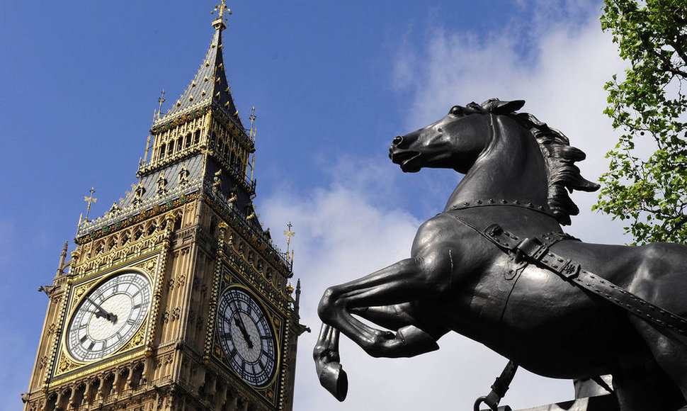 The Big Ben clock tower at the Houses of Parliament is seen next to a sculpture, in Westminster, in central London May 15, 2009. Britons angered by their MPs' lavish expense claims say they will exact revenge at the ballot box next month, with Labour set to be the prime target. REUTERS/Toby Melville