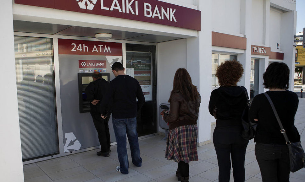 Люди у кипрских банков