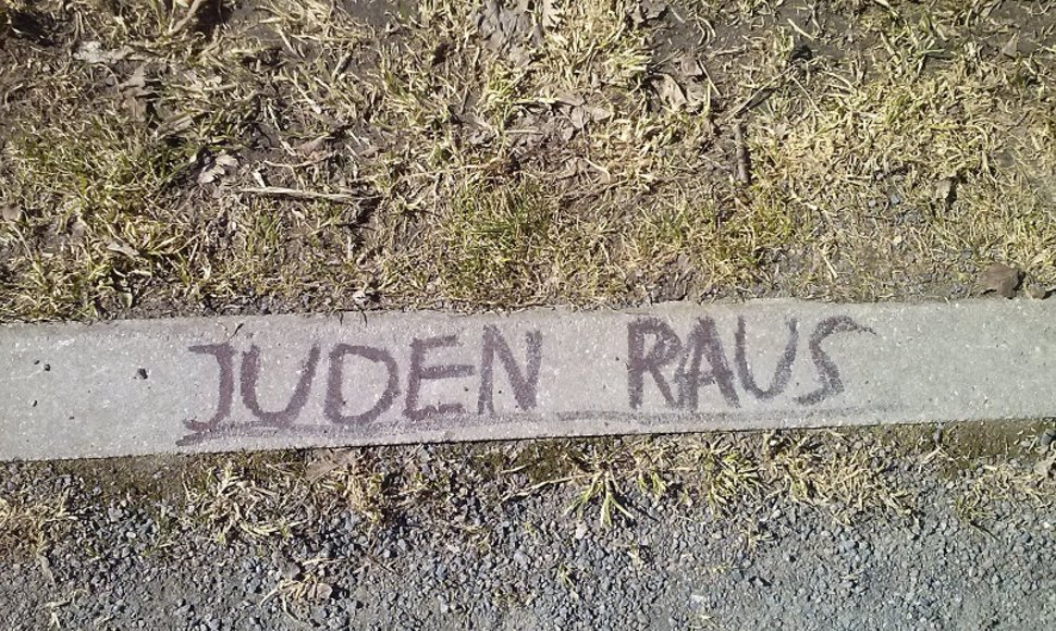 Vilniuje, Subačiaus gatvėje, ant stulpo ir kelkraščių buvo rastos išpaišytos svastikos ir šūkiai „Heil, Hitler“ bei „Juden Raus“.