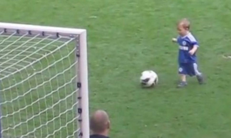 Двухлетний сын голкипера «Челси» покорил стадион
