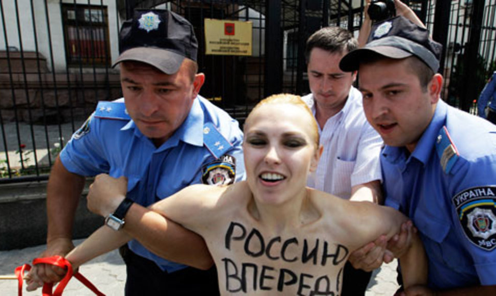 Активистка FEMEN Путину: «Вова, я тебя люблю!»