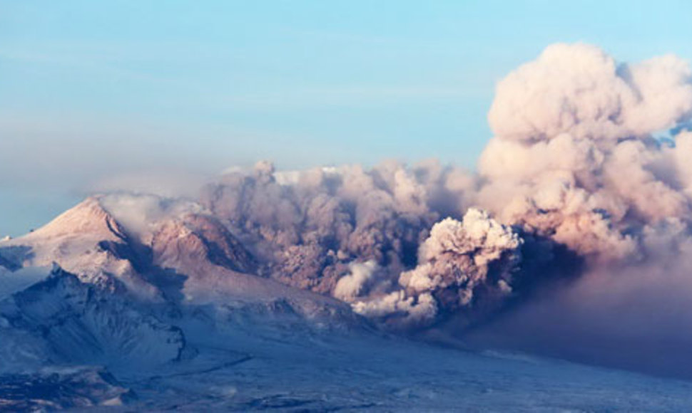 Вулкан на Камчатке выбросил пепел на 8 км и урожает авиации