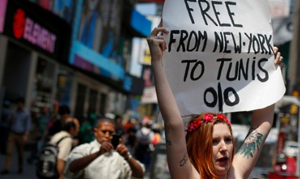 Ни дня без Femen: Олланду показали женские груди