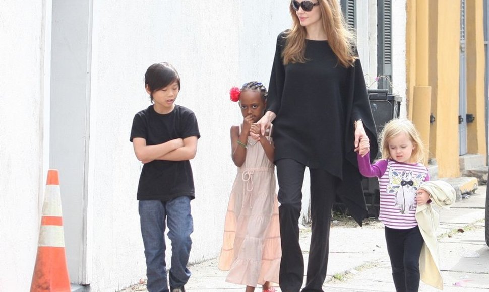 Angelina Jolie su sūnumi Paxu, dukromis Zahara ir Vivienne