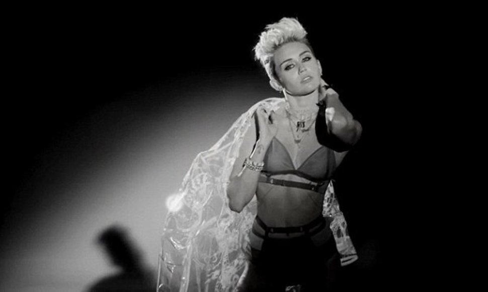 Miley Cyrus vaizdo klipe „Fire“