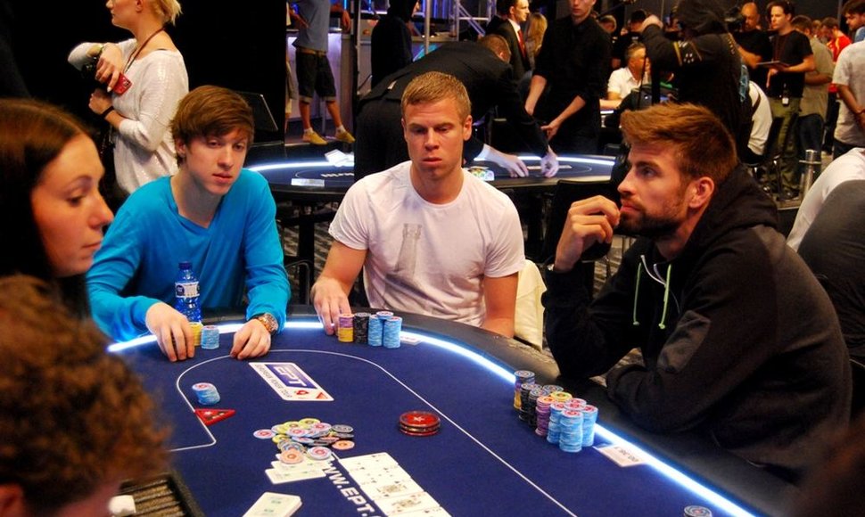 Kristijonas Andrulis ir Gerardas Pique EPT Barselonoje / PokerStars.net nuotr.