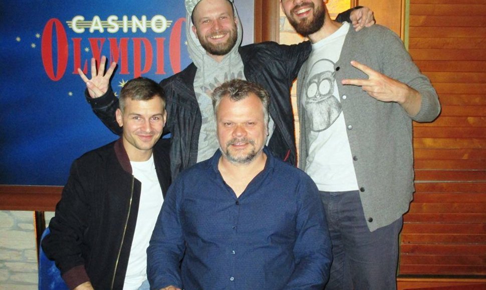 Liutauras Armanavičius (centre) su bičiuliais / organizatorių nuotr.