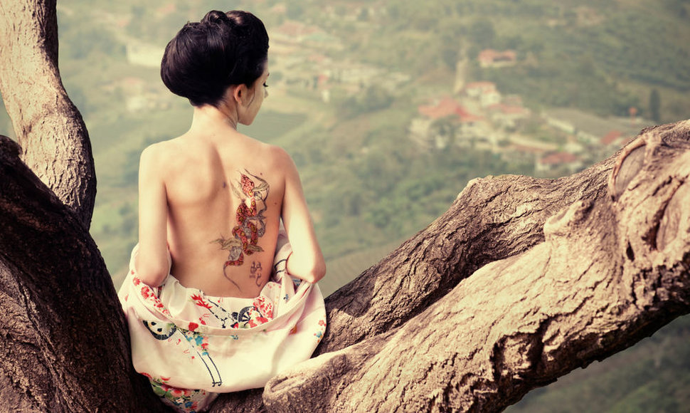 Mergina su tatuiruote