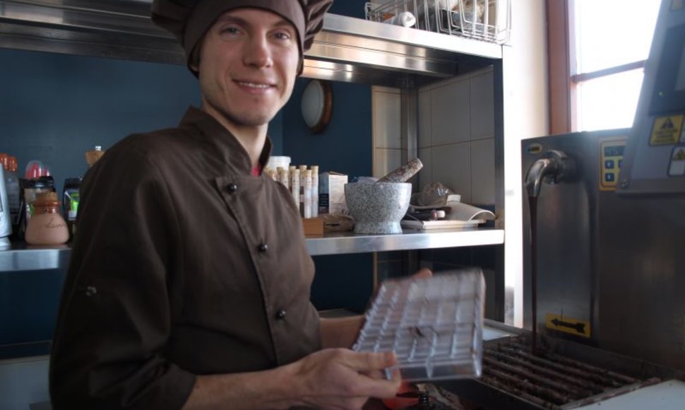 Šokolado alchemiku save vadinantis Domantas Užpalis gamina šokoladą nuo pupelės iki plytelės