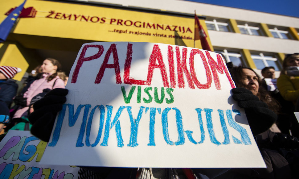 Mokytojų palaikymo akcija  „ŠMM, išgirsk mokytojus“ prie Vilniaus Žemynos progimnazijos