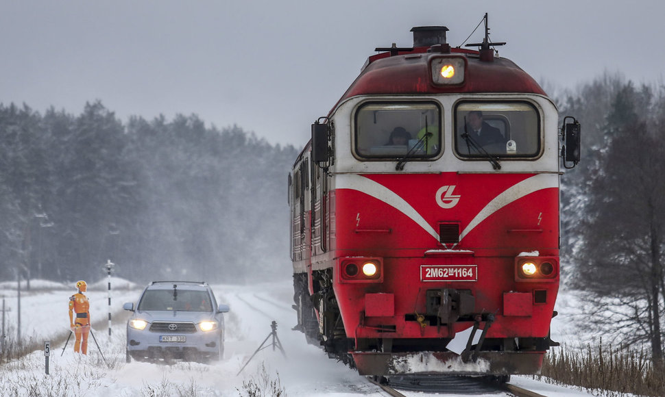 Traukinio ir automobilio stabdymo eksperimentas