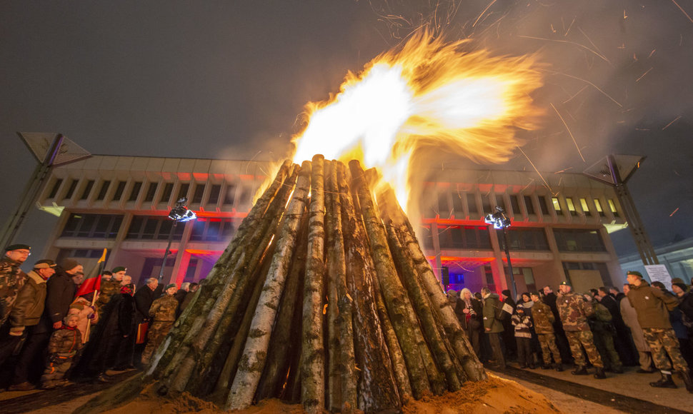 Atminimo laužų uždegimo ceremonija Nepriklausomybės aikštėje