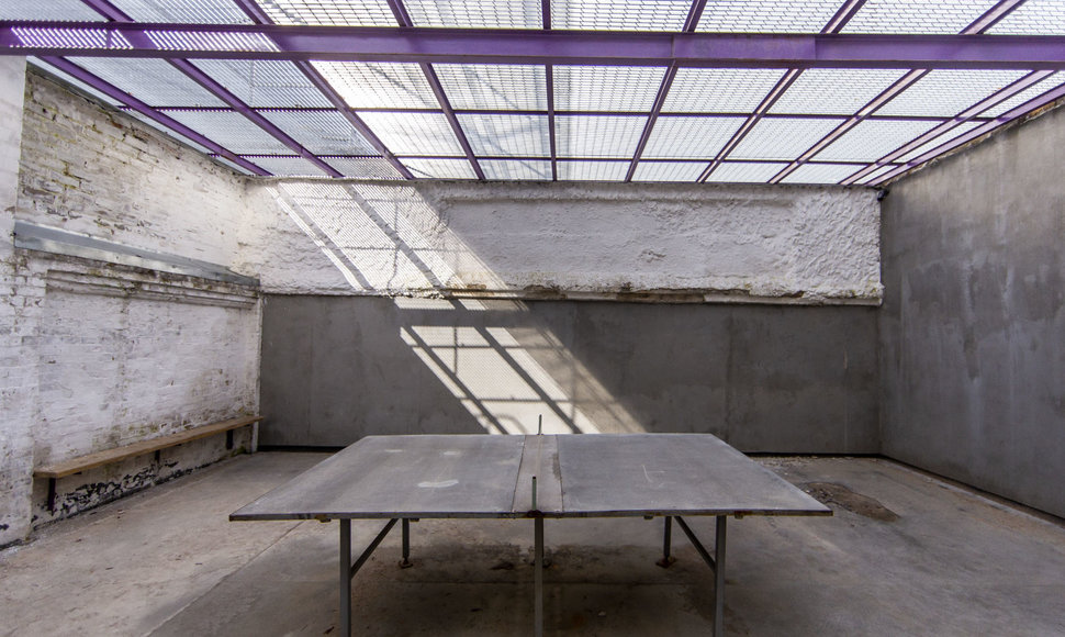 Stalo teniso stalas. Tačiau į šia vietą kaliniai renkasi mieliau pakalbet negu pažaist.