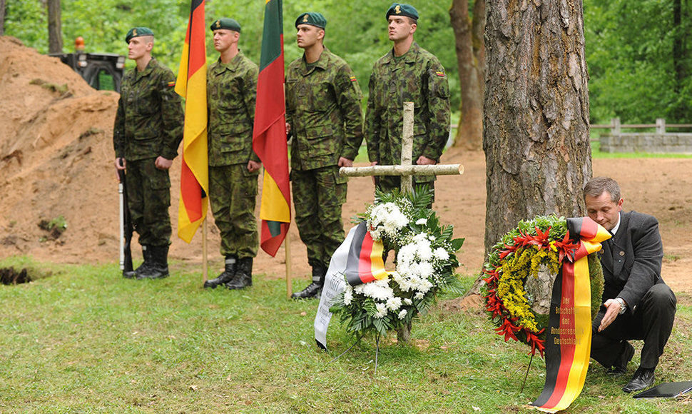 Vokiečių karių perlaidojimo ceremonijos akimirka