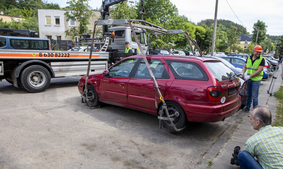 Bešeimininkių automobilių nutempimo darbai