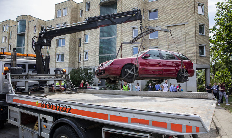 Bešeimininkių automobilių nutempimo darbai