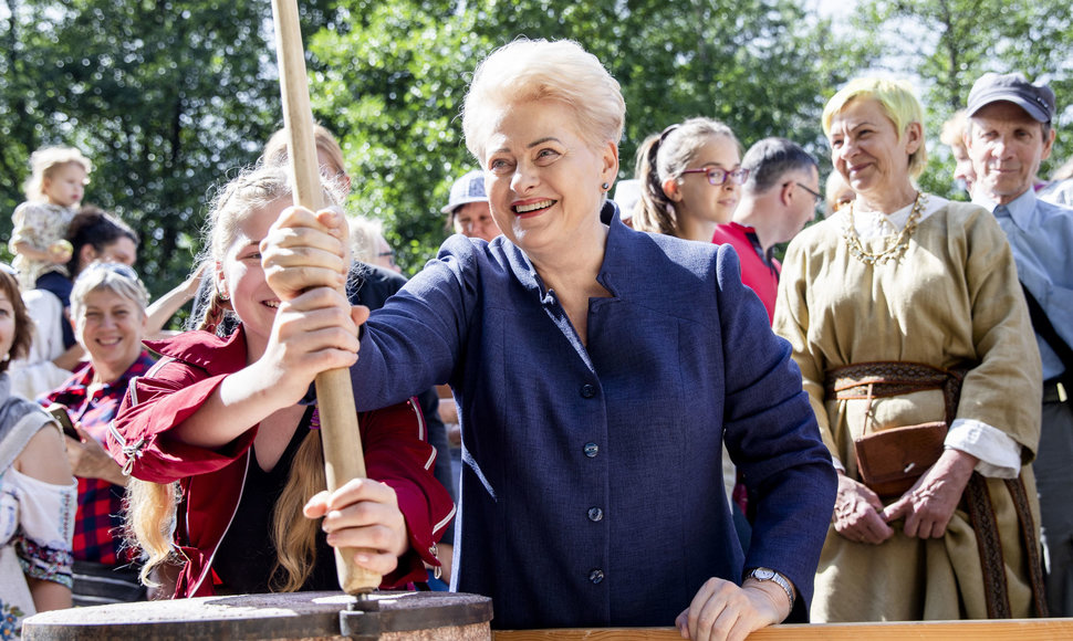 Dalia Grybauskaitė lankėsi medkopio pabaigos šventėje senovinės bitininkystės muziejuje