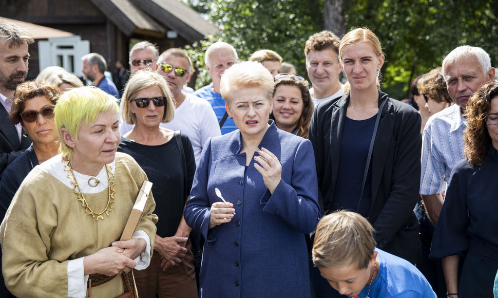 Dalia Grybauskaitė lankėsi medkopio pabaigos šventėje senovinės bitininkystės muziejuje