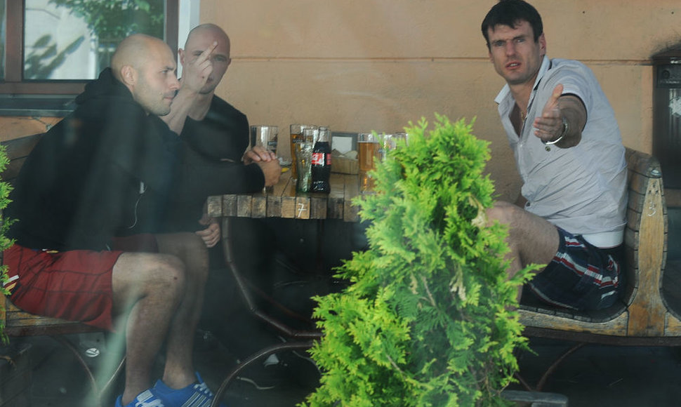 Kšyštofas Lavrinovičius bare su draugais