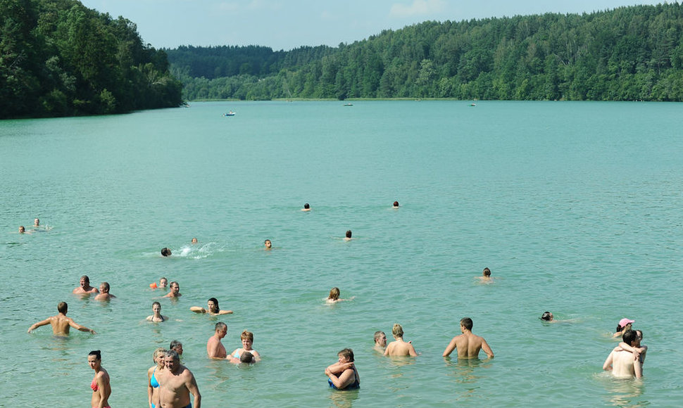 Prie Žaliųjų ežerų karštą savaitgalį suvažiuoja daugybė vasaros malonumų mėgėjų. 