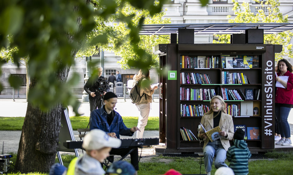 Trečiajam sezonui Lukiškių aikštėje atsidarė „Vilnius skaito“ skaitykla