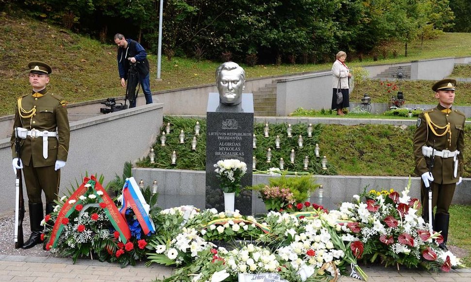 Prie A.M.Brazausko kapo Antakalnio kapinėse padėta gėlių