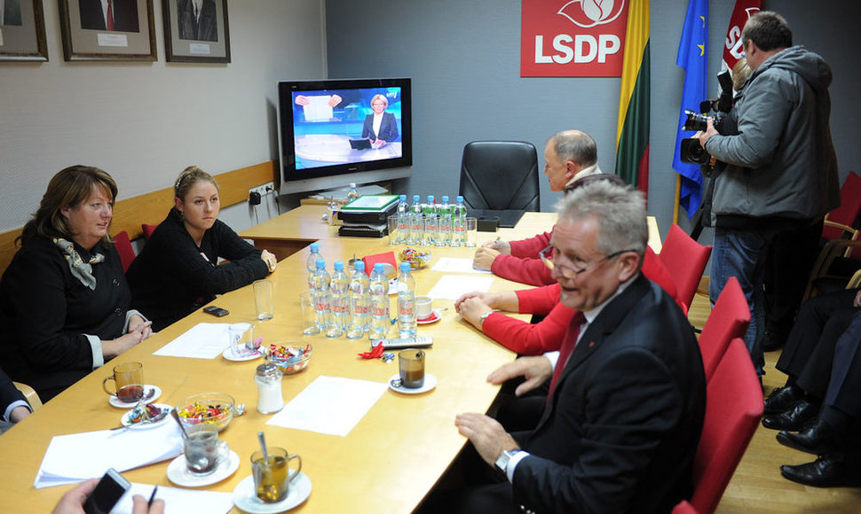 Rinkimai 2012: rinkimų rezultatų laukimas socialdemokratų būstinėje 