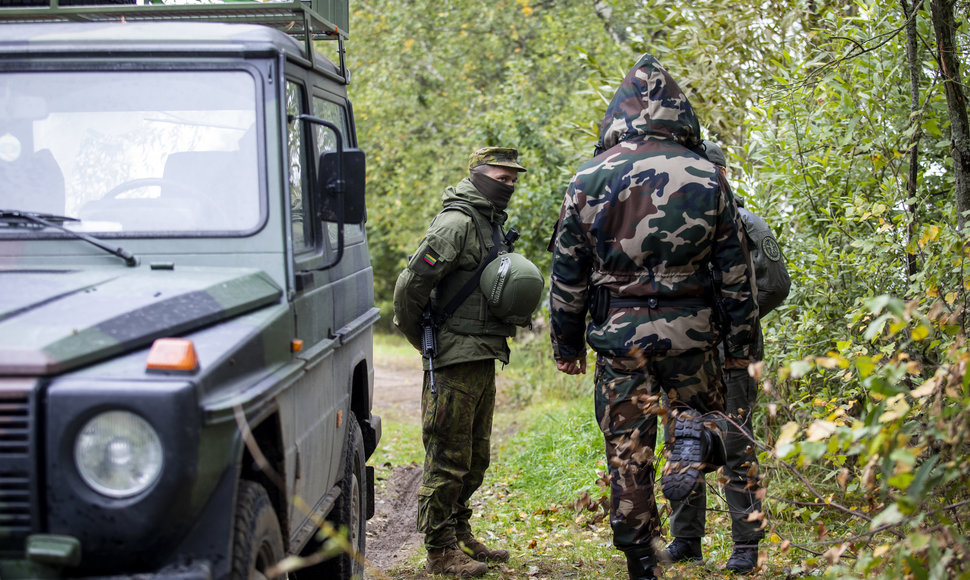 Sieną su Baltarusija Ignalinos rajone saugantys pareigūnai