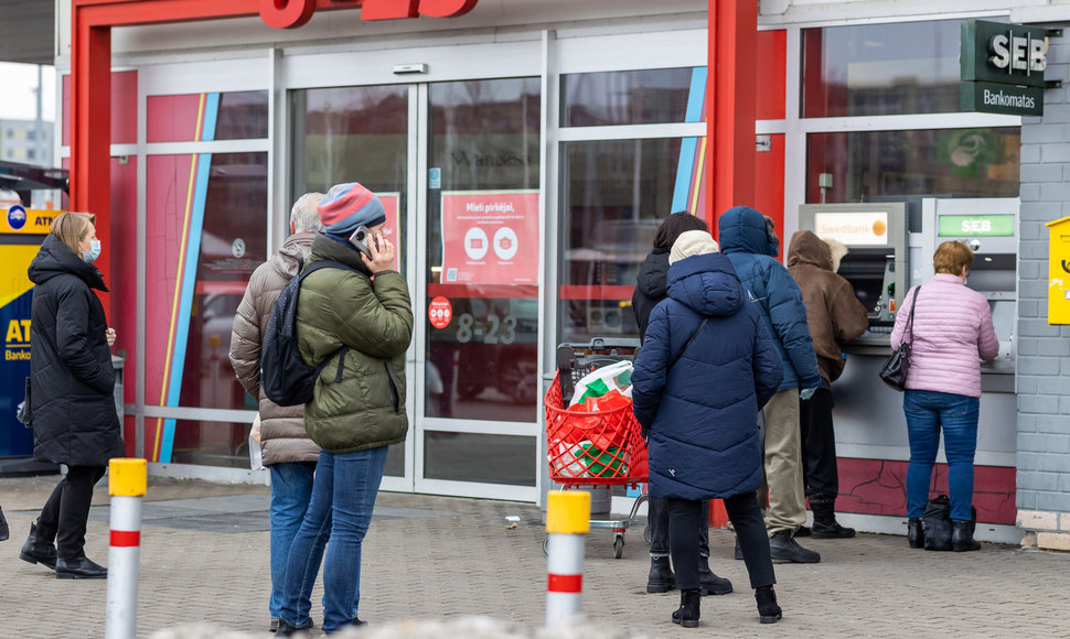 Eilės prie bankomatų