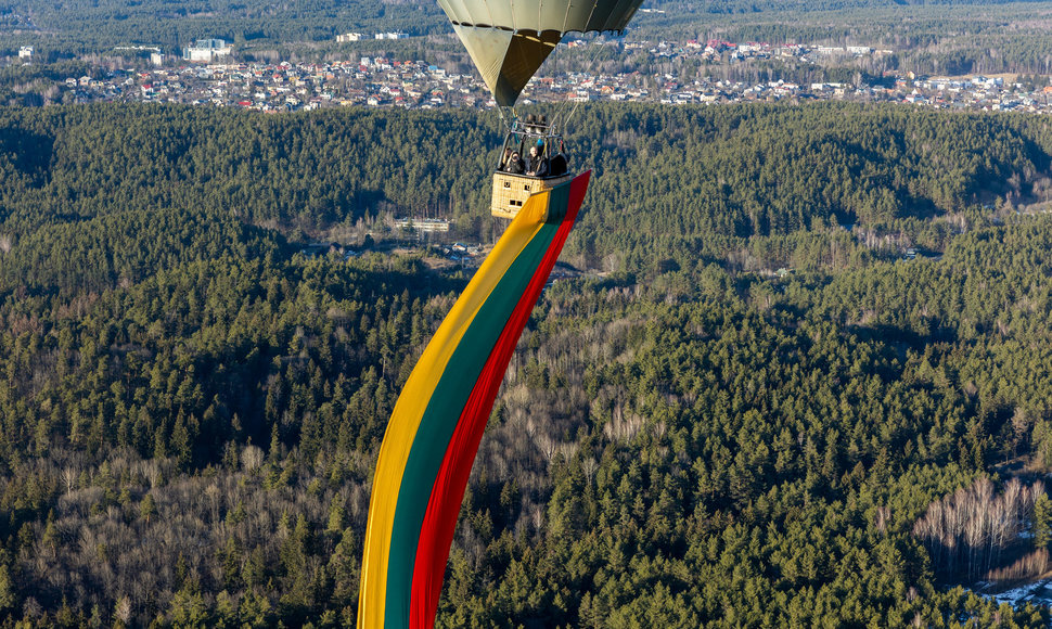 Vilniuje kilo 7 oro balionai su Ukrainos veliavomis ir vienas su Lietuvos trispalve