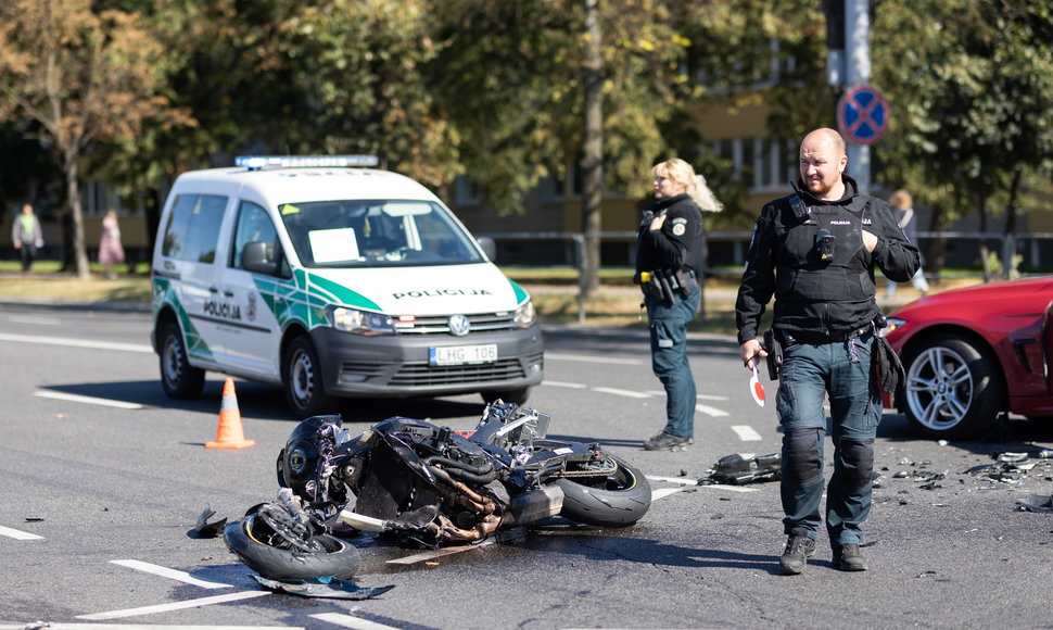 Motociklo ir BMW avarija Žirmūnų gatvėje