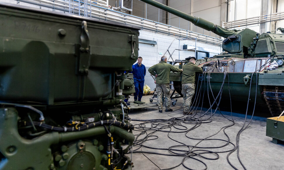 Generolo Romualdo Giedraičio artilerijos bataliono kariai apmoko Ukrainos mechanikus remontuoti savaeiges haubicas „PzH 2000“.