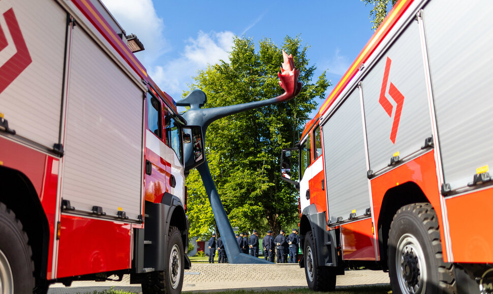 Priešgaisrinės apsaugos ir gelbėjimo departamentas pristatė 20 naujų vidutinės klasės automobilinių cisternų.