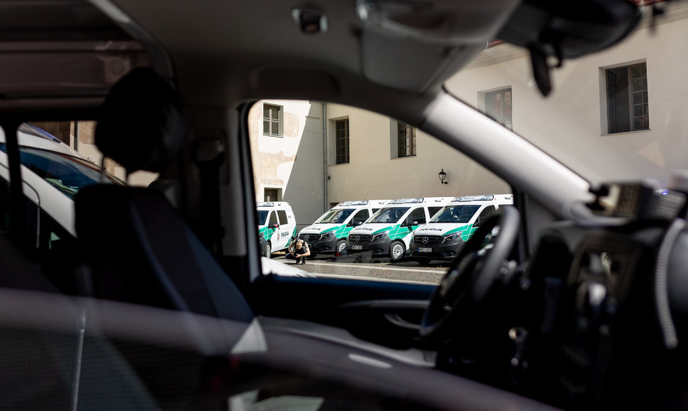 Naujų policijos automobilių „Mercedes-Benz“ perdavimas.