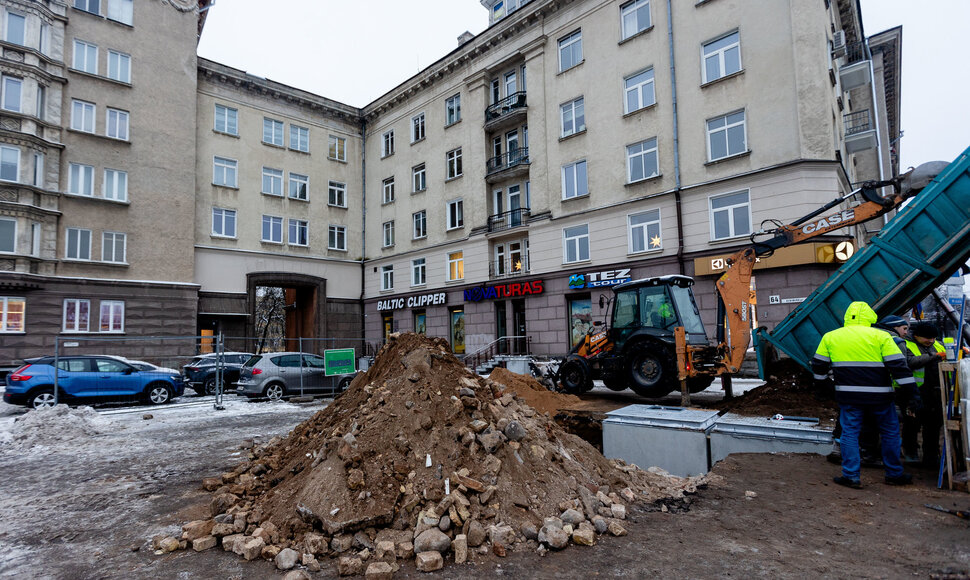 Įrenginėjami požeminiai konteineriai Gedimino pr. 64