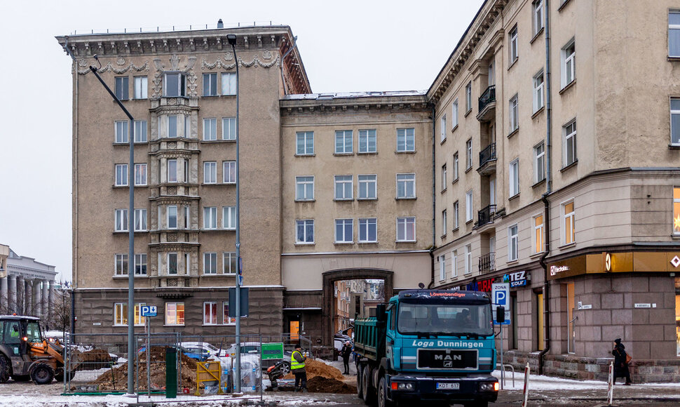 Įrenginėjami požeminiai konteineriai Gedimino pr. 64