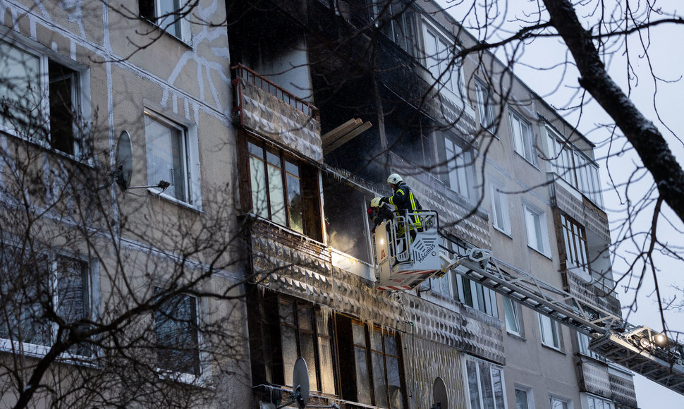 Ugniagesiai bando ištraukti žuvusiųjų kūnus