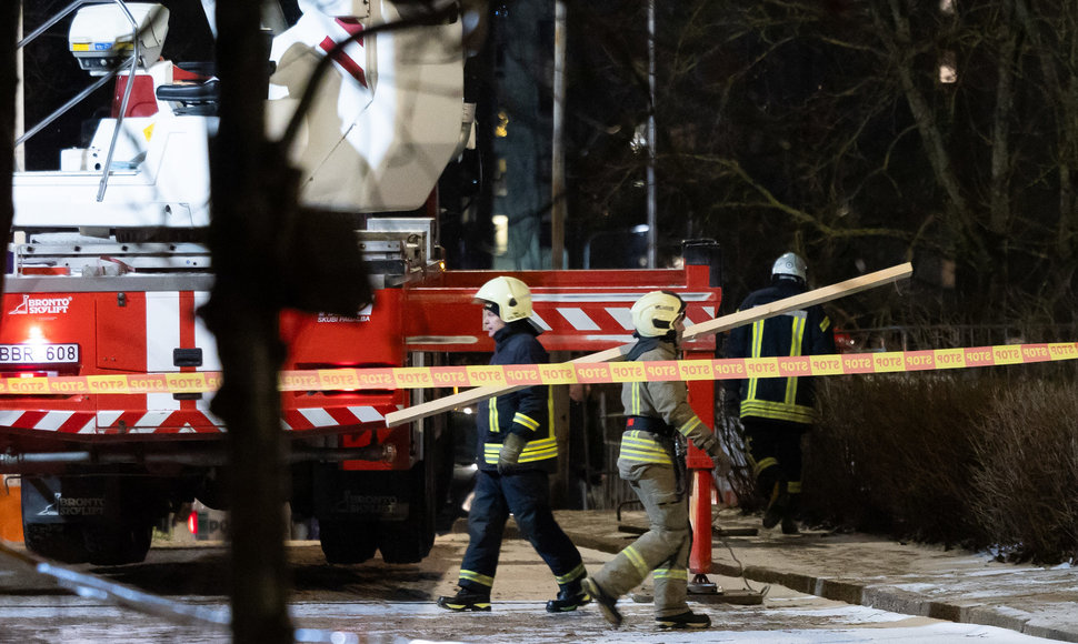 Iškeltas žuvusiojo kūnas iš daugiabučio Viršuliškėse