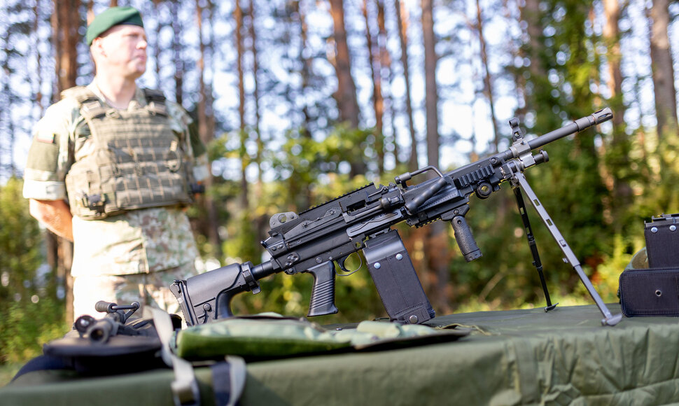 Valstybės sienos apsaugos tarnybos gaunamos ginkluotės &ndash; kulkosvaidžių FN MINIMI ir automatinių ginklų G-36 pristatymąs
