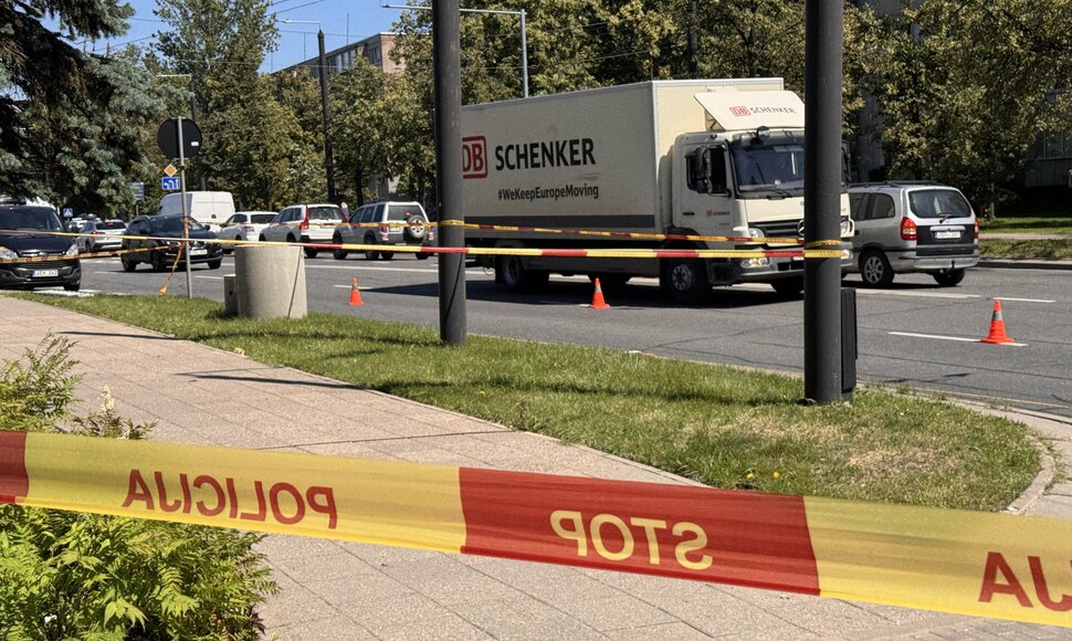 Vilniuje automobilis rėžėsi į autobusų stotelę su žmonėmis: viena mergina žuvo