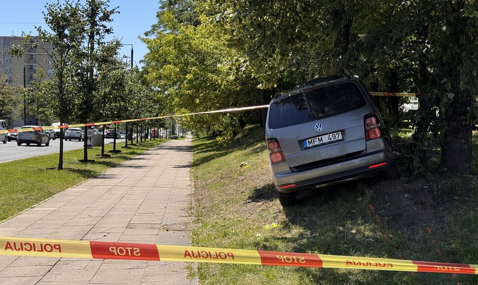 Vilniuje automobilis rėžėsi į autobusų stotelę su žmonėmis: viena mergina žuvo