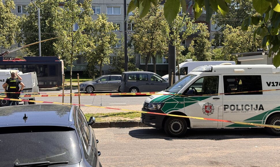 Vilniuje automobilis rėžėsi į autobusų stotelę su žmonėmis: viena mergina žuvo